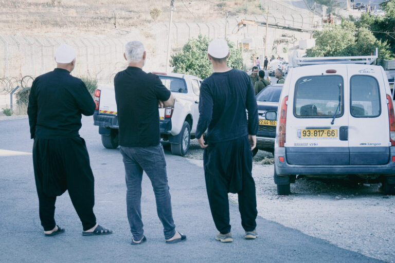 תושבים מביטים בסגירת הפרצה בגדר. "לא תשמע פה יותר קריאות בשבח סוריה ואסד" (צילום: דוד טברסקי)