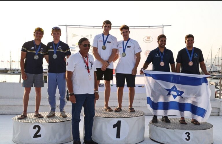 מעמד הענקת המדליות באליפות אירופה. שדה ומשמאלו עבו בפודיום הימני (צילום: Nikos pantis)