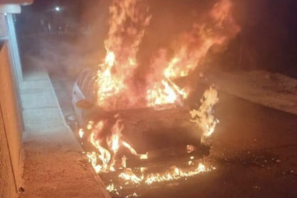 מכונית בכפר א-טייבה שלפי החשד הוצתה על ידי פורעים יהודים (צילום: רשתות חברתיות) מכונית בכפר א-טייבה שלפי החשד הוצתה על ידי פורעים יהודים (צילום: רשתות חברתיות)