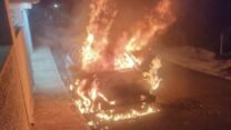 מכונית בכפר א-טייבה שלפי החשד הוצתה על ידי פורעים יהודים (צילום: רשתות חברתיות)