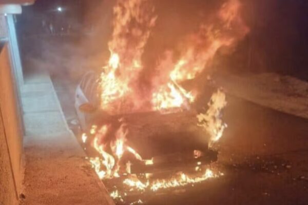 מכונית בכפר א-טייבה שלפי החשד הוצתה על ידי פורעים יהודים (צילום: רשתות חברתיות)