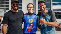 סגנית אלופת העולם בגלישת רוח, תמר שטיינברג עם המאמנים שחר צוברי ויעל פז (צילום: sailing energy)