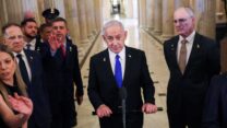 ראש הממשלה בנימין נתניהו במענה לשאלות עיתונאים בבניין הקפיטול בוושינגטון (צילום: REUTERS/Evelyn Hockstein)