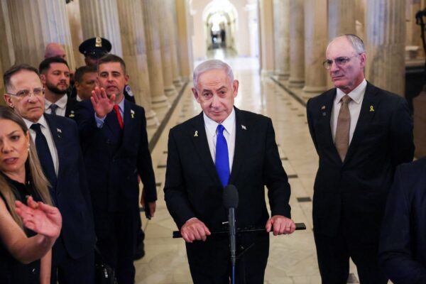 ראש הממשלה בנימין נתניהו במענה לשאלות עיתונאים בבניין הקפיטול בוושינגטון (צילום: REUTERS/Evelyn Hockstein)