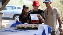 שורד השבי גדי מוזס סופד לבת זוגו , אפרת כץ, שהובאה לקבורה בשנית בקיבוץ ניר עוז (צילום: פאולינה פטימר)