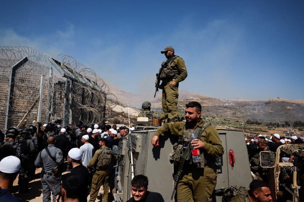 חיילי צה״ל מנסים למנוע מעבר דרוזים מישראל לסוריה (צילום: REUTERS/Ammar Awad) חיילי צה״ל מנסים למנוע מעבר דרוזים מישראל לסוריה (צילום: REUTERS/Ammar Awad)