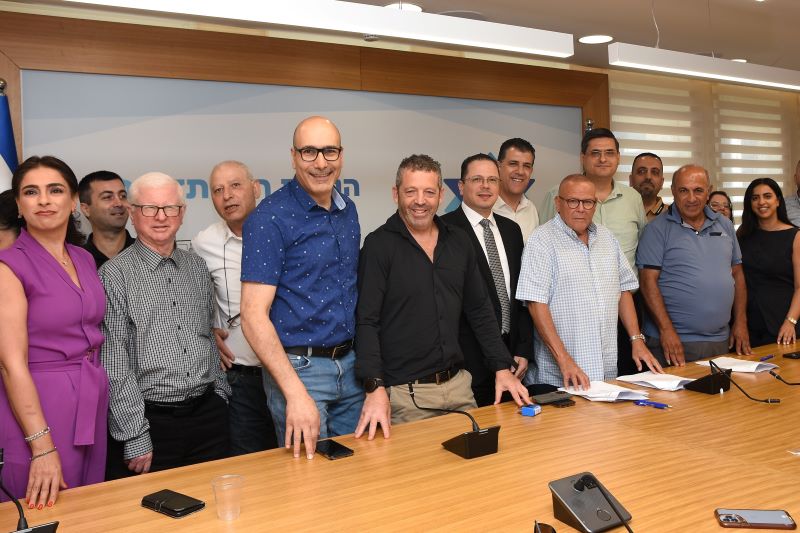 הסכם שנחתם בין ההסתדרות לבין נציגות העובדים וההנהלה בבית החולים הסקוטי בנצרת (צילום: יסמין גיל, דוברות ההסתדרות)