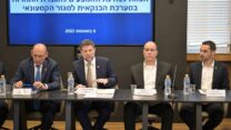 מימין, הממונה על התקציבים יוגב גרדוס, מנכ"ל משרד האוצר אילן רום, שר האוצר בצלאל סמוטריץ', נגיד בנק ישראל אמיר ירון (צילום: שלומי אמסלם, לע"מ)