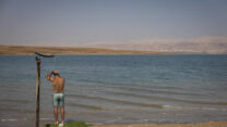 נופשים בים המלח (צילום: חיים גולדברג, פלאש 90)
