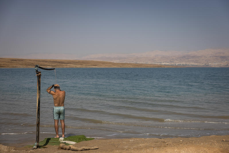 נופשים בים המלח (צילום: חיים גולדברג, פלאש 90)