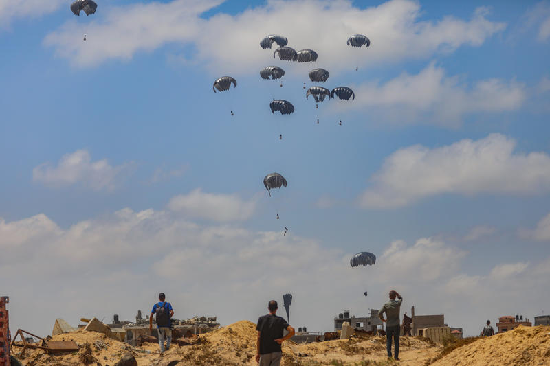 חבילות סיוע מוצנחות באזור נוסיראת במרכז רצועת עזה (צילום: עלי חסן/Flash90) חבילות סיוע מוצנחות באזור נוסיראת במרכז רצועת עזה (צילום: עלי חסן/Flash90)