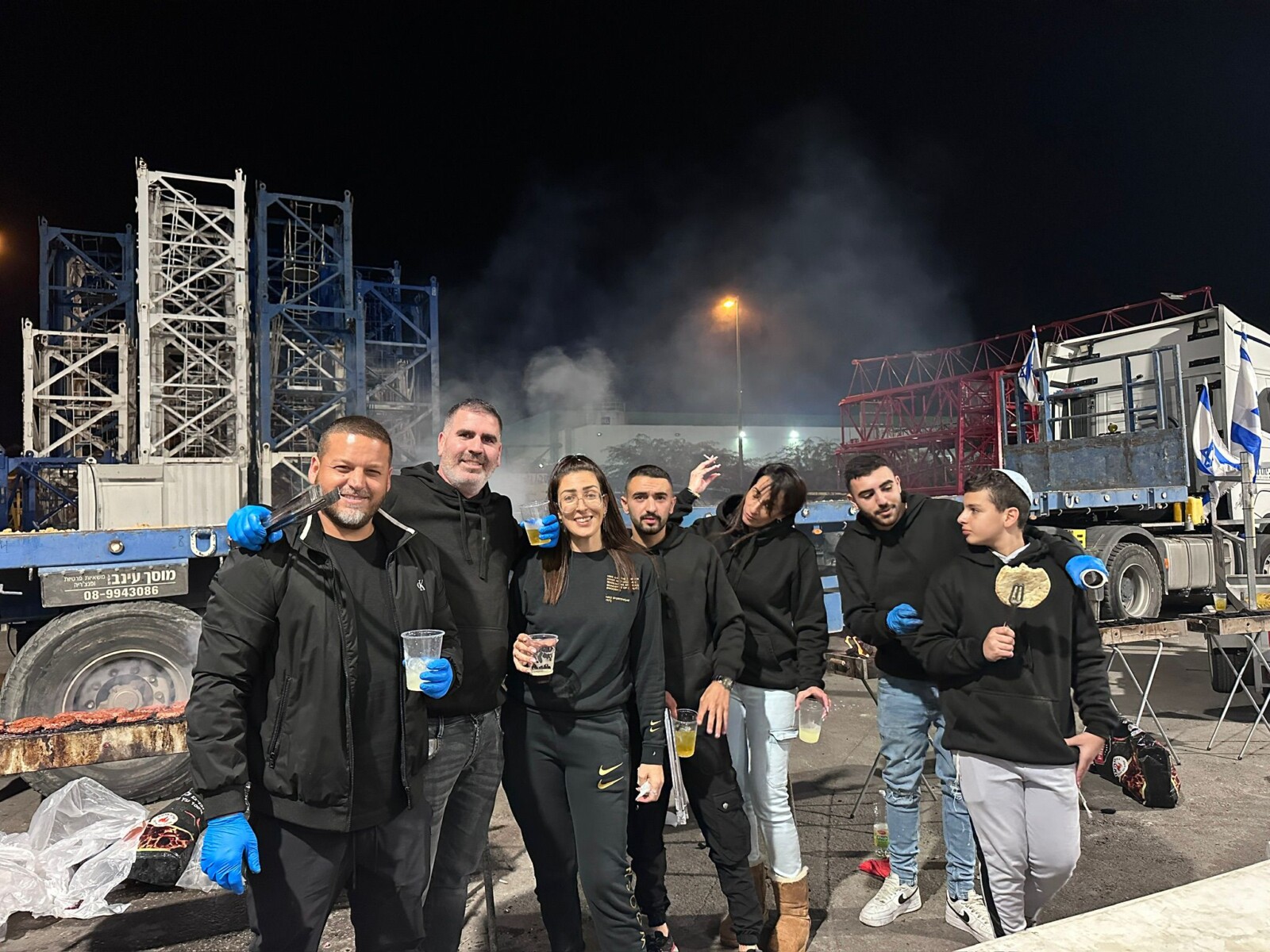 עובדי מרחב אשדוד עושים על האש ללוחמים (צילום: מרחב אשדוד)