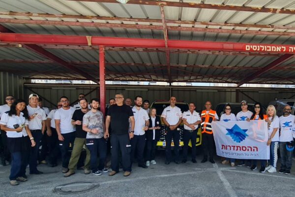 עובדים ומתנדבים מהמרחב בתמיכה בכוחות ההצלה במהלך מבצע עם כלביא (צילום: מרחב פתח תקווה)