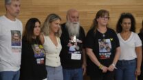 בני משפחות חטופים בכנס רפואי במרכז הרפואי שמיר אסף הרופא. ניבה ונקרט, אימו של שורד השבי עומר ונקרט (מימין); מכבית מאייר, דודתם של החטופים גלי וזיו ברמן; דני מירן, אביו של החטוף עמרי מירן; ד"ר אסנת לבציון-קורח, מנהלת המרכז הרפואי; יעל אדר, אימו של החטוף החלל תמיר אדר ויובל ביטון, דודו של תמיר אדר (צילום: דוד טברסקי)