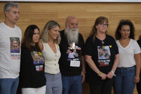 בני משפחות חטופים בכנס רפואי במרכז הרפואי שמיר אסף הרופא. ניבה ונקרט, אימו של שורד השבי עומר ונקרט (מימין); מכבית מאייר, דודתם של החטופים גלי וזיו ברמן; דני מירן, אביו של החטוף עמרי מירן; ד"ר אסנת לבציון-קורח, מנהלת המרכז הרפואי; יעל אדר, אימו של החטוף החלל תמיר אדר ויובל ביטון, דודו של תמיר אדר (צילום: דוד טברסקי)
