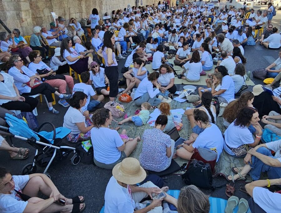 'משמרת 101' בקריאה להשבת החטופים מול מעון רה"מ (צילום: צילום: גל אדיר שטרן- משמרת 101) 'משמרת 101' בקריאה להשבת החטופים מול מעון רה"מ (צילום: צילום: גל אדיר שטרן- משמרת 101)