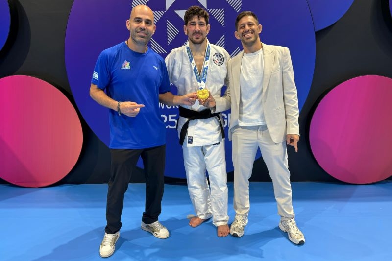 מימין לשמאל, עוזר מאמן נבחרת ישראל תומר אלרואי, נמרוד ריידר, מאמן נבחרת ישראל ומאמנו האישי, אמיר בוארון (צילום: באדיבות התאחדות אילת)