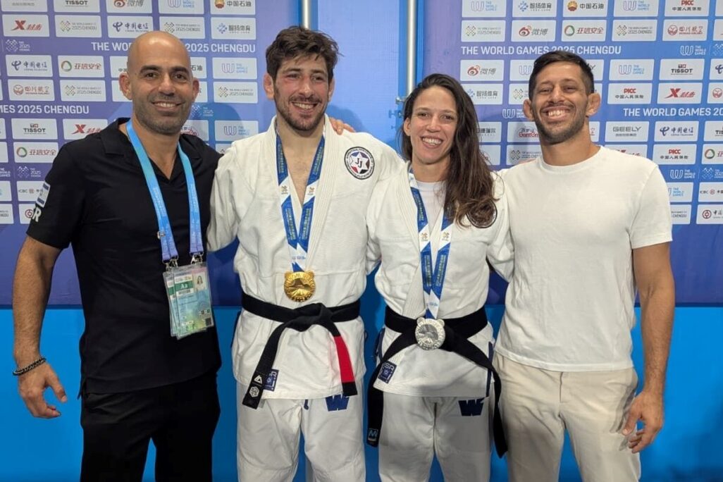 מימין לשמאל, עוזר מאמן נבחרת ישראל תומר אלרואי, משי רוזנפלד, נמרוד ריידר, מאמן נבחרת ישראל ומאמנו האישי, אמיר בוארון (צילום: התאחדות אילת)
