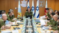 הרמטכ"ל זמיר בדיון בהשתתפות פורום המטה הכללי, נציגי שב"כ ומפקדים נוספים (צילום: צה"ל)