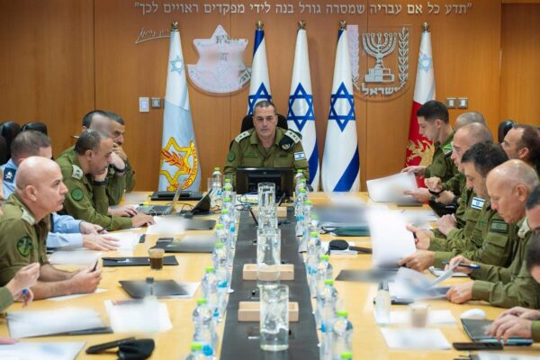 הרמטכ"ל זמיר בדיון בהשתתפות פורום המטה הכללי, נציגי שב"כ ומפקדים נוספים (צילום: צה"ל)