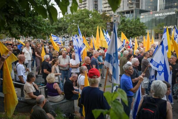 טייסים לשעבר וטייסי מילואים של חיל האוויר, יחד עם מפגינים נוספים, משתתפים במחאה נגד המשך המלחמה ולמען שחרור החטופים סמוך לבסיס הקריה בת"א, אוגוסט 2025 (צילום: אבשלום ששוני/Flash90)