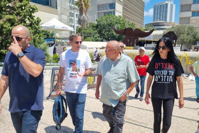 יו"ר ההסתדרות בר-דוד עם עינב צנגאוקר, אימו של מתן החטוף בעזה, ורובי חן, אביו של סמ"ר איתי חן ז"ל שנרצח ב-7 באוקטובר וגופתו מוחזקת ברצועה (צילום: דוברות ההסתדרות)