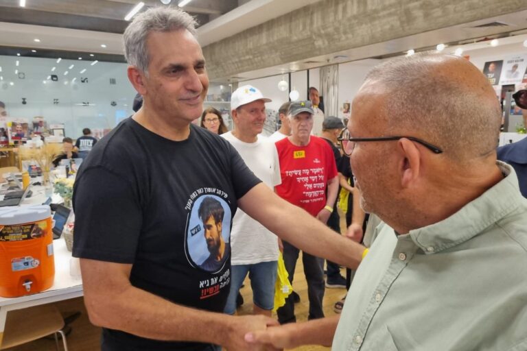 יו"ר ההסתדרות בר-דוד ומישל אילוז, אביו של גיא אילוז ז"ל שנחטף ב-7 באוקטובר ונרצח בשבי חמאס (צילום: דוברות ההסתדרות