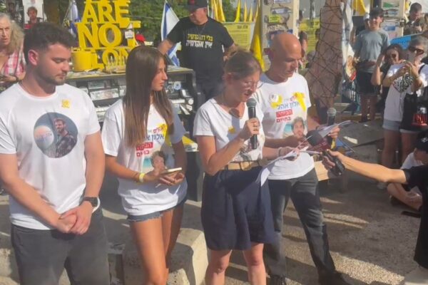 קובי ועידית אהל (מימין), משפחתו של אלון אהל, שנחטף לעזה ב-7 באוקטובר, בהצהרה בכיכר החטופים