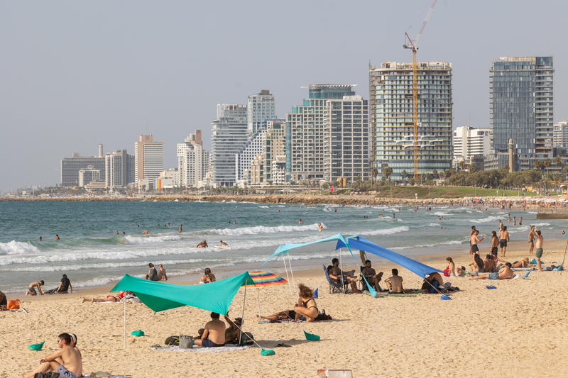 חוף הים בתל אביב, אוגוסט 2025 (צילום: דור פזואלו/Flash90)