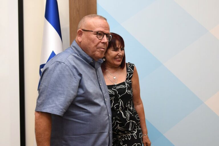יו"ר איגוד עובדי המעבדות אסתר אדמון עם יו"ר ההסתדרות ארנון בר דוד (צילום: יסמין גיל, דוברות ההסתדרות)