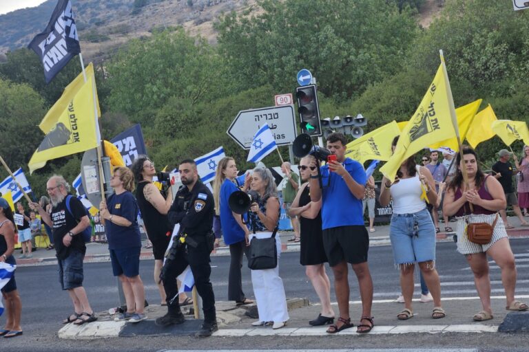 מפגינים למען החטופים בצומת הגומא. "חייב להיות מאבק משותף של יהודים וערבים" (צילום: מאיה רונן)