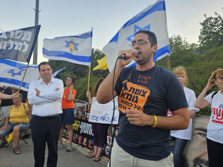 ח"כ עודה בהפגנה בצומת הגומא. "חייבים להציב אלטרנטיבה" (צילום: מאיה רונן)