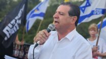 ח"כ איימן עודה נואם בהפגנה למען השבת החטופים בצומת הגומא (צילום: מאיה רונן)