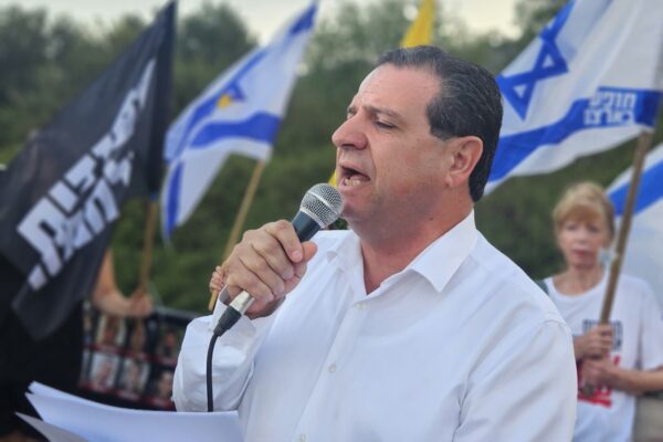 ח"כ איימן עודה נואם בהפגנה למען השבת החטופים בצומת הגומא (צילום: מאיה רונן)