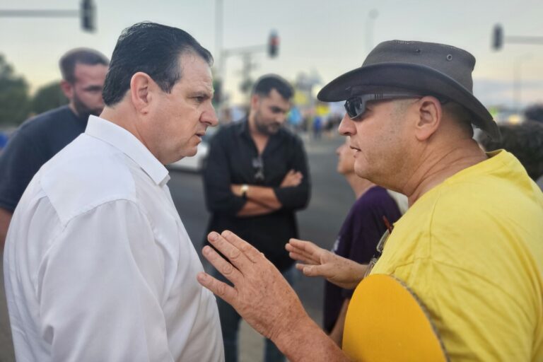 ח"כ עודה בשיחה עם פעיל מחאה בצומת הגומא (צילום: מאיה רונן)