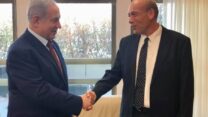 מבקר המדינה מתניהו אנגלמן וראש הממשלה בנימין נתניהו (צילום: מתוך עמוד הפייסבוק של נתניהו)