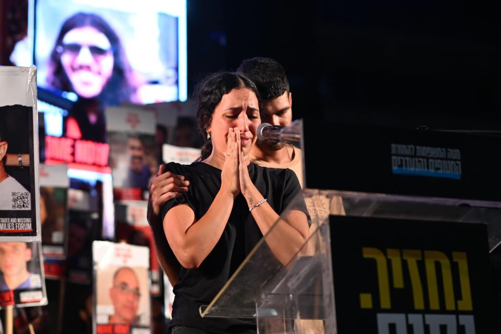 עילי ויעלה דוד, אחיו של החטוף אביתר דוד, בכיכר החטופים (צילום: פאולינה פטימר)