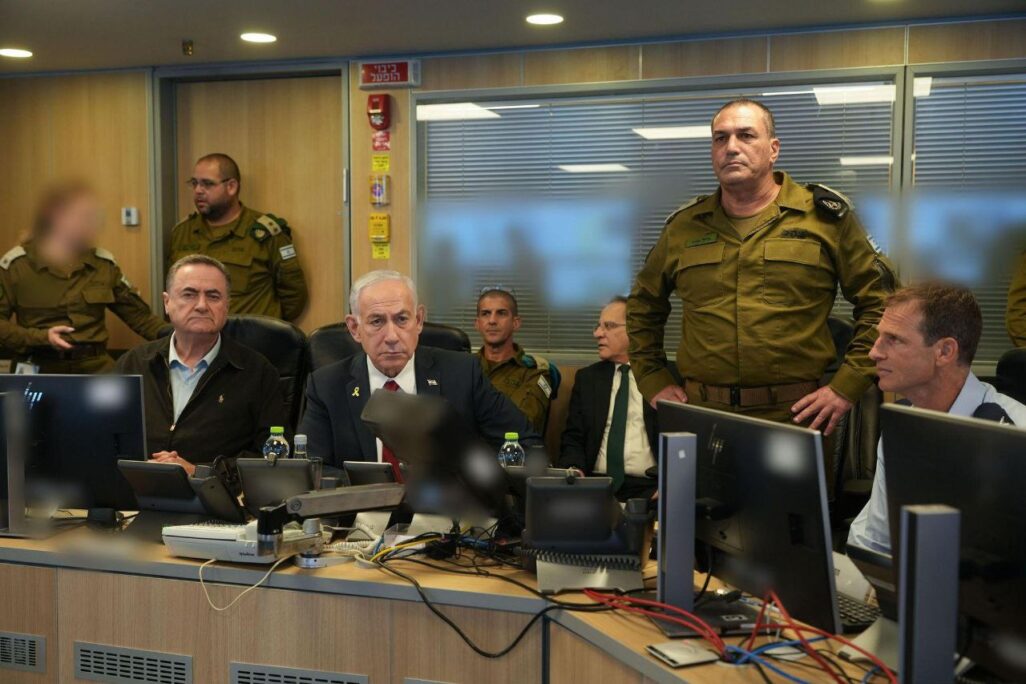 ראש הממשלה בנימין נתניהו, שר הביטחון ישראל כ"ץ והרמטכ"ל, רב אלוף אייל זמיר, צופים בתקיפת מטוסי חיל האוויר בתימן מהבור בקריה (צילום: משרד הביטחון)