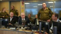 ראש הממשלה בנימין נתניהו, שר הביטחון ישראל כ"ץ והרמטכ"ל, רב אלוף אייל זמיר, צופים בתקיפת מטוסי חיל האוויר בתימן מהבור בקריה (צילום: משרד הביטחון)