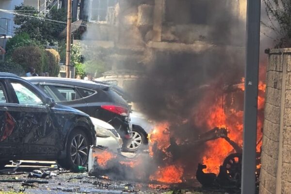 זירת פיצוץ הרכב ביפו (צילום: כבאות והצלה)