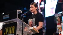נגה וייס בכיכר החטופים (צילום: ליאור רוטשטיין)