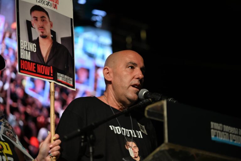 אופיר ברסלבסקי בכיכר החטופים (צילום: פאולינה פטימר)