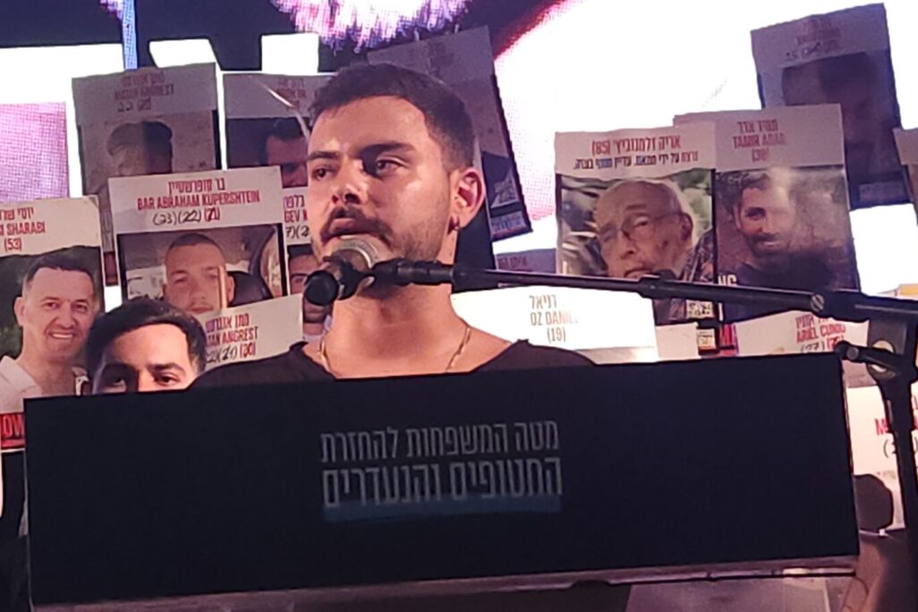 שורד השבי עומר ונקרט בכיכר החטופים (צילום: מרסלו שניידרמן) שורד השבי עומר ונקרט בכיכר החטופים (צילום: מרסלו שניידרמן)
