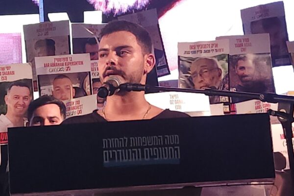 שורד השבי עומר ונקרט בכיכר החטופים (צילום: מרסלו שניידרמן)