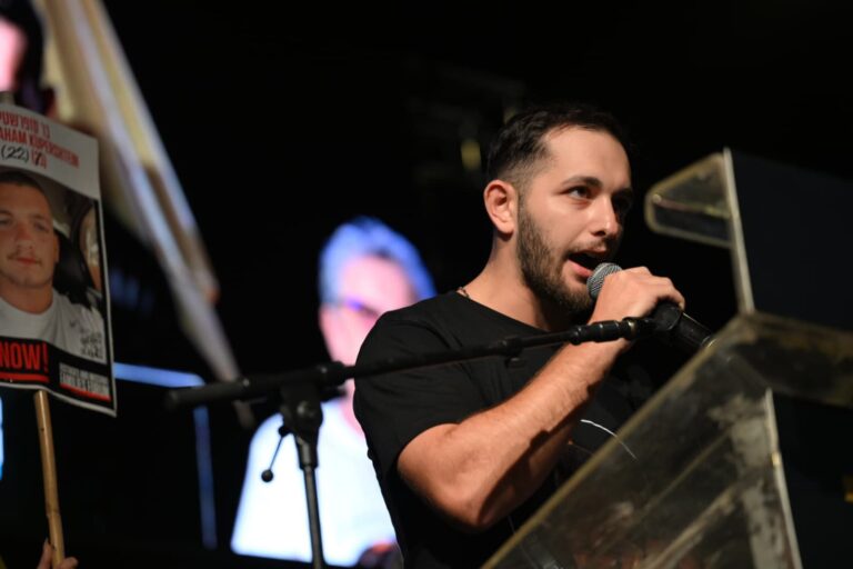 דביר קופרשטיין בכיכר החטופים (צילום: פאולינה פטימר)