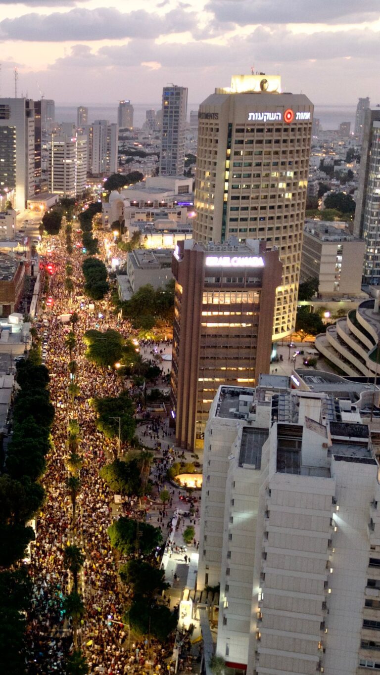 צועדים לעבר כיכר החטופים בתל אביב (צילום: מטה המשפחות להחזרת החטופים)