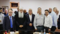 יוסי אפק, מנכ״ל קונצרן טבע ישראל (מימין); אבי בוסקילה מנכ״ל שראל; פרופ' סלמאן זרקא, מנכ״ל המרכז הרפואי זיו בצפת; השיח' מואפק טריף, המנהיג הרוחני של העדה הדרוזית; ושלמה גרופמן, יו"ר שראל (צילום: ברק גואטה)
