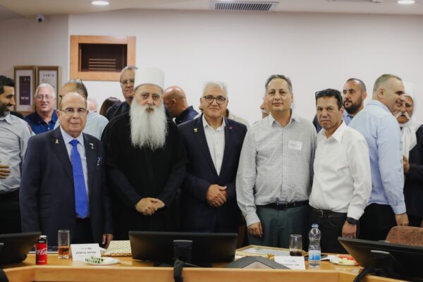 יוסי אפק, מנכ״ל קונצרן טבע ישראל (מימין); אבי בוסקילה מנכ״ל שראל; פרופ' סלמאן זרקא, מנכ״ל המרכז הרפואי זיו בצפת; השיח' מואפק טריף, המנהיג הרוחני של העדה הדרוזית; ושלמה גרופמן, יו"ר שראל (צילום: ברק גואטה)