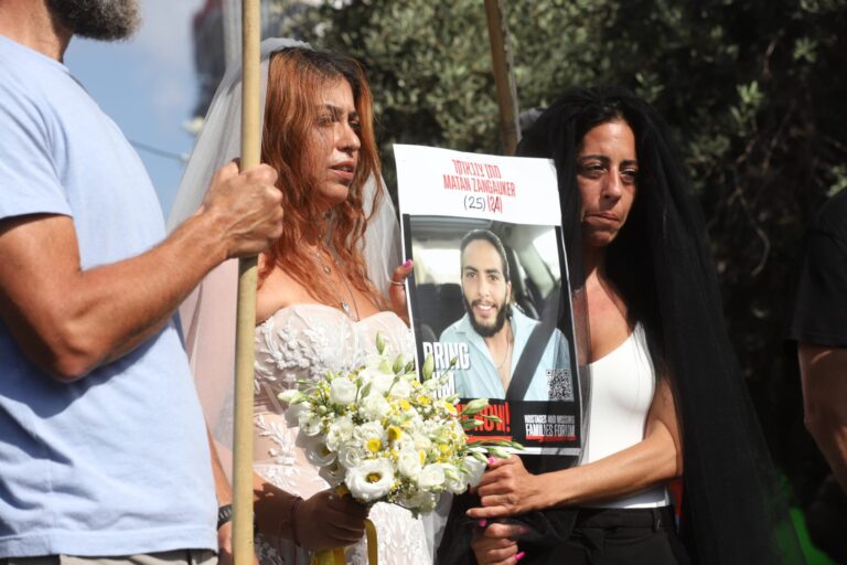מיצג חתונה של אילנה גריצווסקי ומתן צנגאוקר בכיכר החטופים (צילום: נועם אמיר)