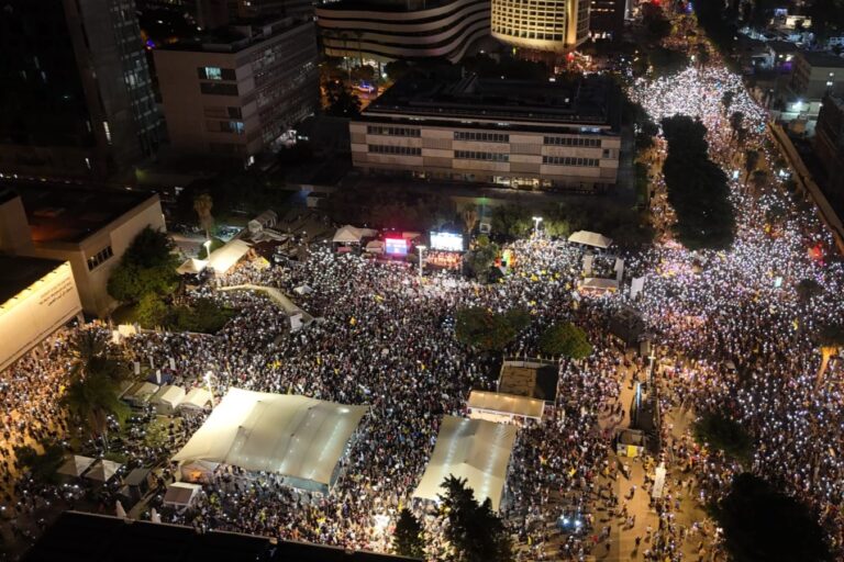 מאות אלפים בכיכר החטופים וסביבותיה בסיום יום מחאות בכל רחבי הארץ (צילום: אמיר גולדשטיין)